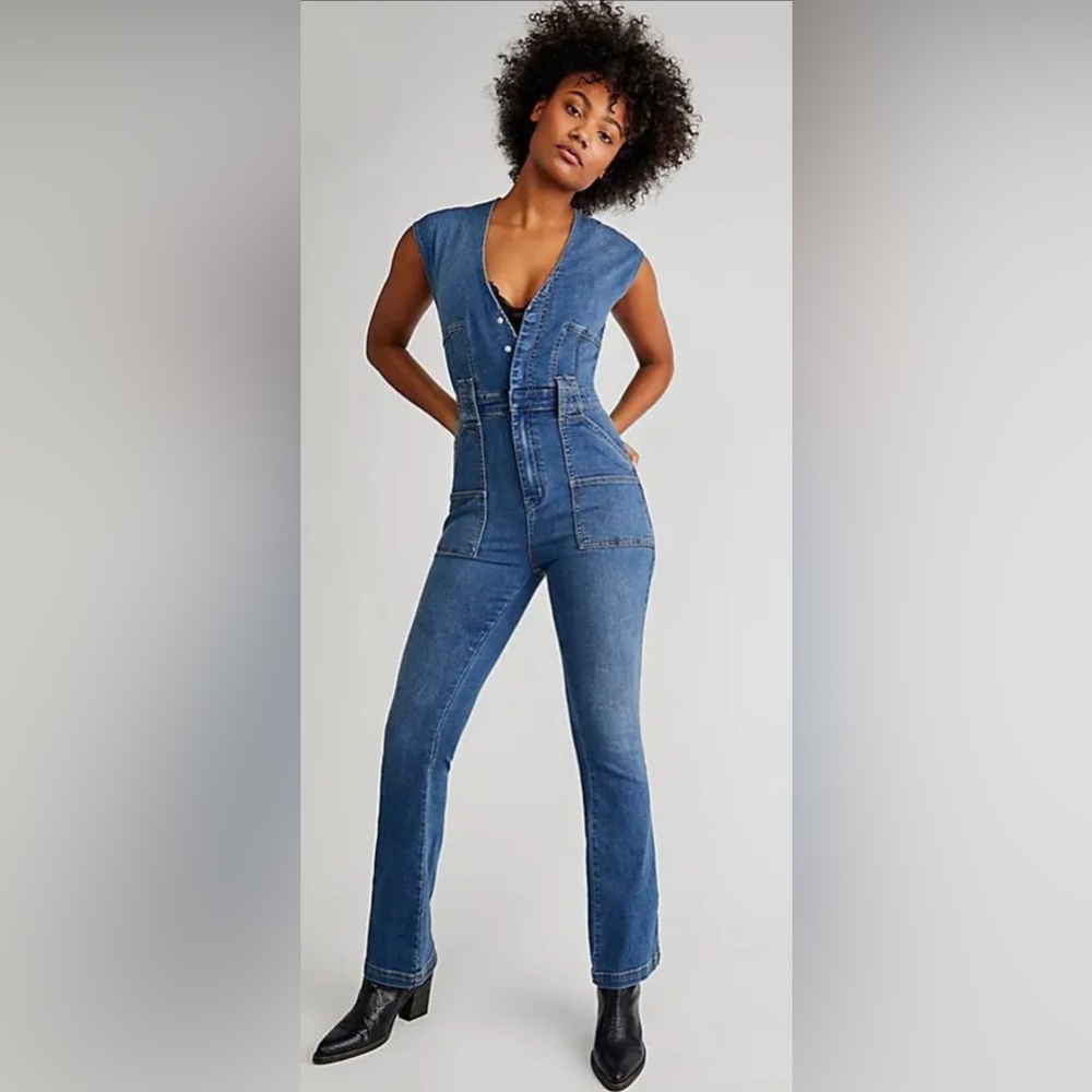 WE THE FREE
Crvy Hyde Park Jumpsuit
NWOT
Size XS 0